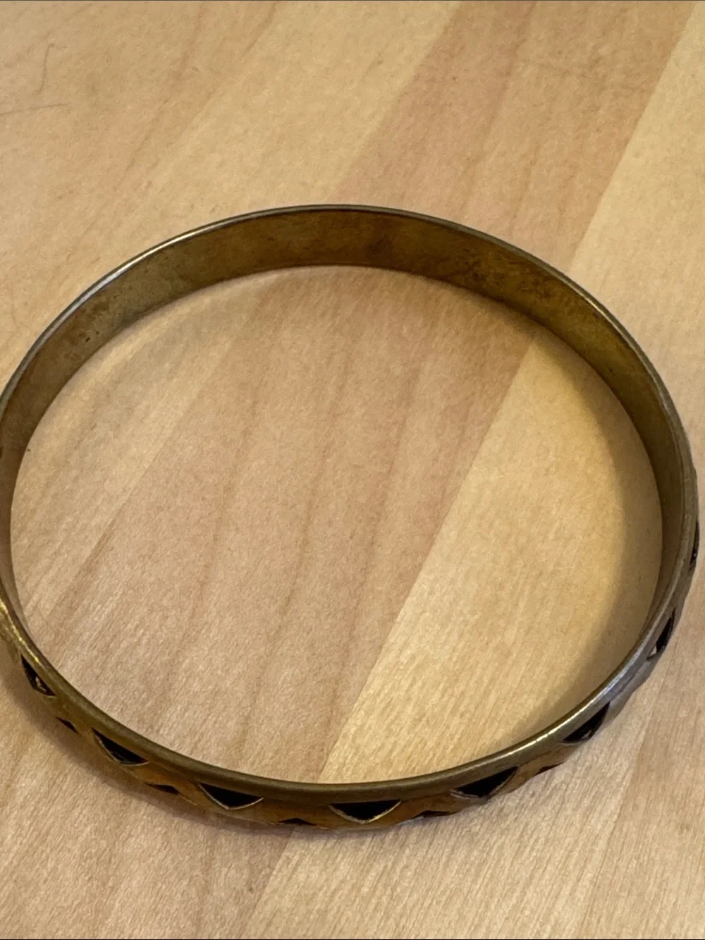 VTG hollow brass bangle w/distinct lattice design cutout